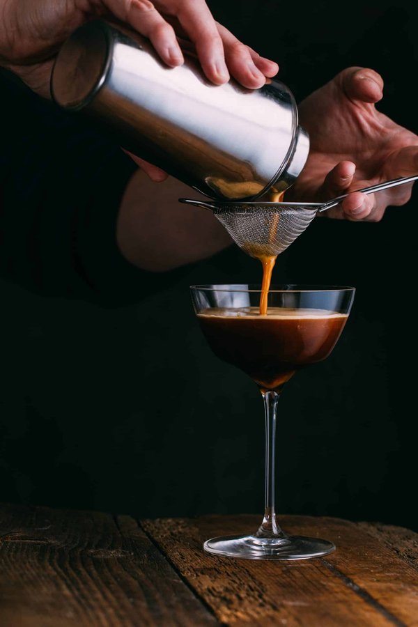 Comment préparer des cocktails à base de bières artisanales pour un bar innovant?