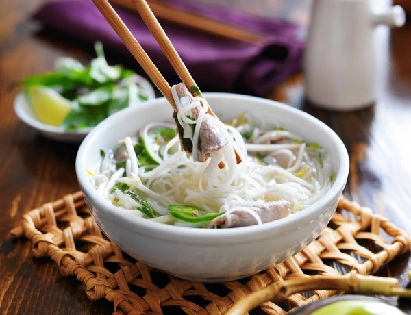 Comment réaliser une soupe pho vietnamienne traditionnelle pour un restaurant authentique?